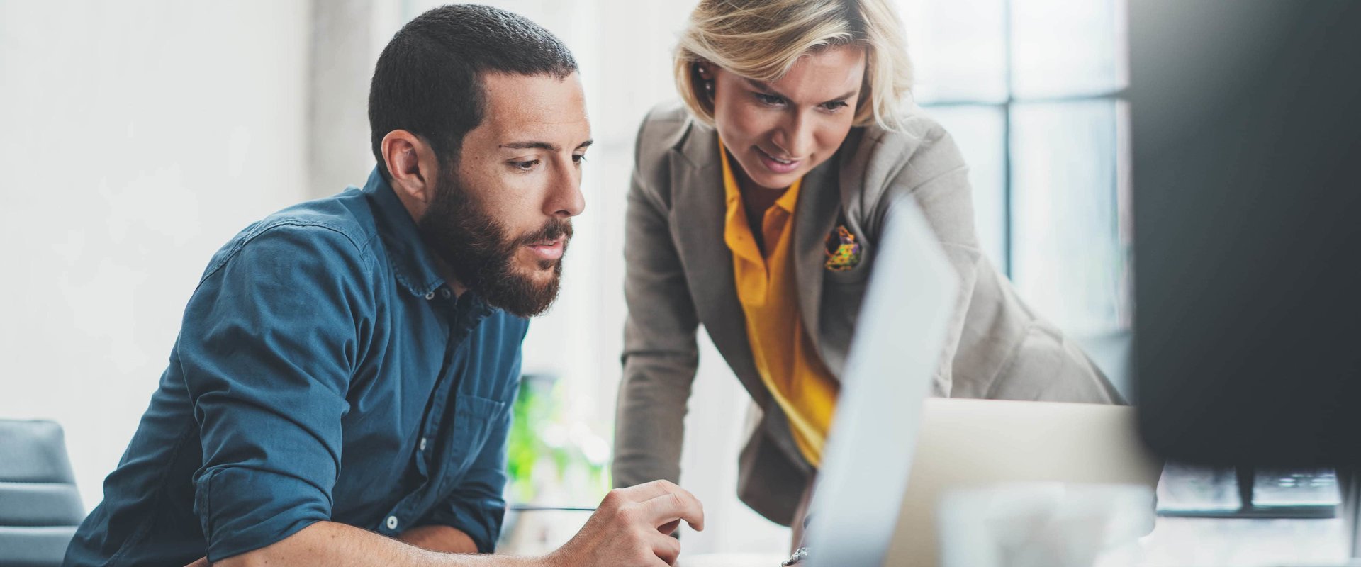 Frau und Mann arbeiten vor dem Computer