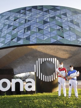 Dos jugadores de remonte frente a la sede de Orona