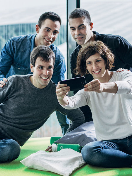 lagun-talde bat selfie bat egiten