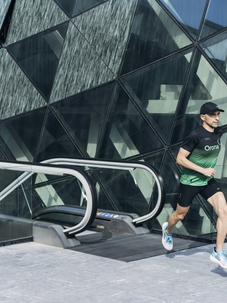 Señor saliendo de una escalera mecánica