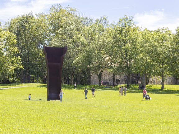 Jardim de Chillidaleku com a escultura "Buscando la luz" de Eduardo Chillida