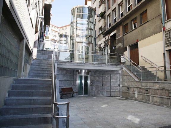 Lift in Isaac Albeniz Street